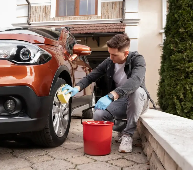 Lavage auto à domicile Pelleautier : professionnel intervenant sur un véhicule